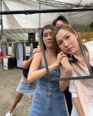 Tay Ying Instagram - 我们是来卖食物的吗？怎么突然那么暴力 HAHAHA 幸好我们是好朋友 🤣 Was such a fun challenge though had us rolling on the floor laughing HAHA hope your head is ok @zhaisiming 🤕
#PasarMalamStars #夜市新手 🌟