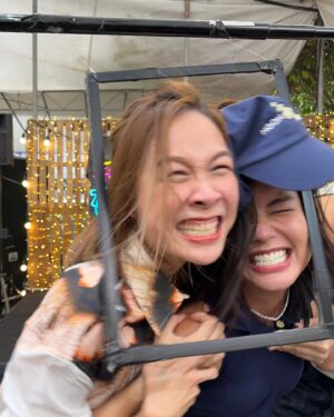 Tay Ying Instagram - 我们是来卖食物的吗？怎么突然那么暴力 HAHAHA 幸好我们是好朋友 🤣 Was such a fun challenge though had us rolling on the floor laughing HAHA hope your head is ok @zhaisiming 🤕
#PasarMalamStars #夜市新手 🌟