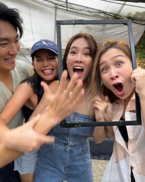 Tay Ying Instagram - 我们是来卖食物的吗？怎么突然那么暴力 HAHAHA 幸好我们是好朋友 🤣 Was such a fun challenge though had us rolling on the floor laughing HAHA hope your head is ok @zhaisiming 🤕
#PasarMalamStars #夜市新手 🌟