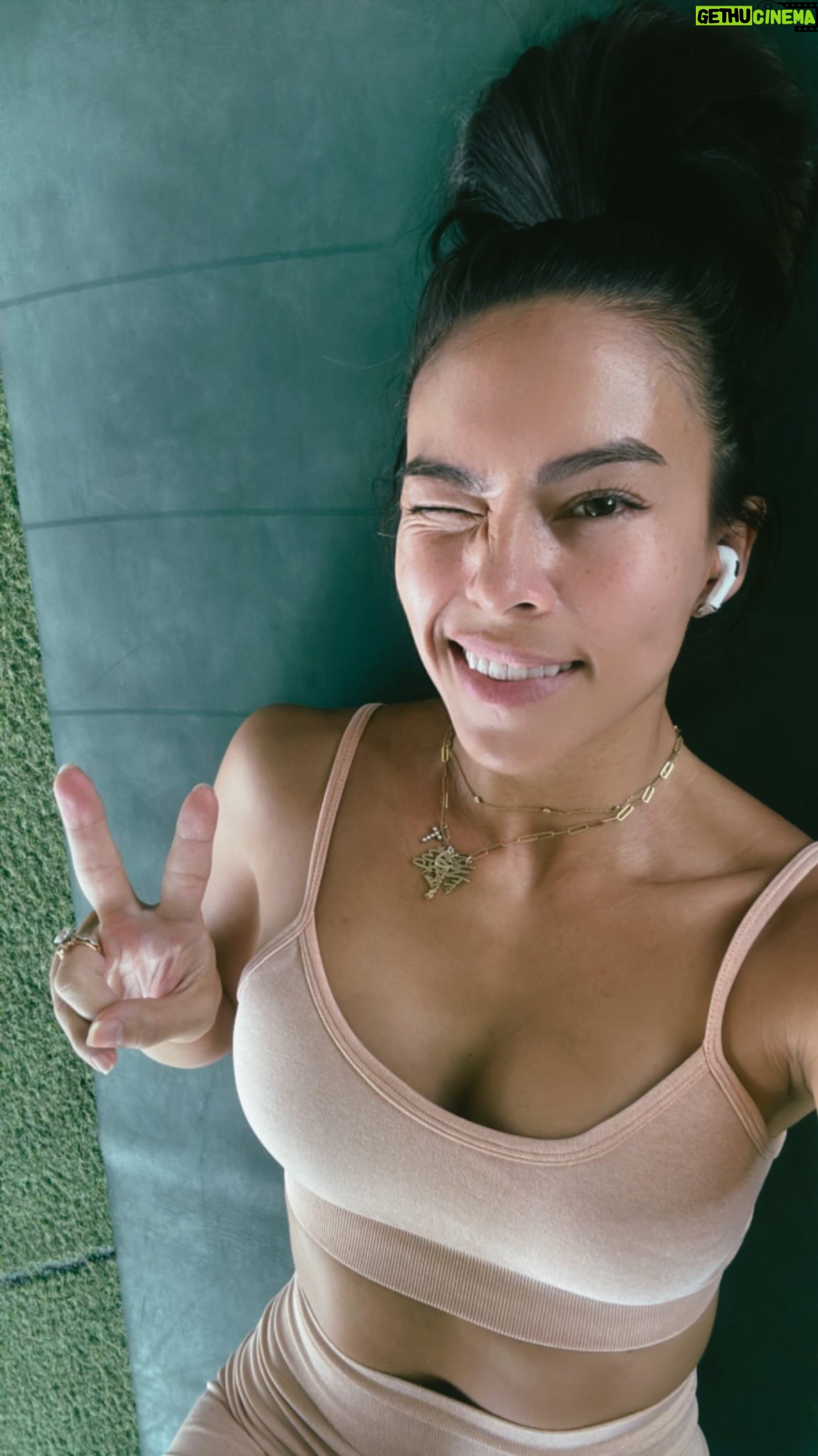 Taya Rogers - 3 Likes - A lot of you asked me for my full workout so here it is- the video is a lot longer than usual but this is the full circuit, I usually do some variation of this depending on my mood 🤪
A lot of these moves focus on postpartum & fixing/ restrengthenjng my abs & pelvic floor. I’ve fixed my a separation so now I’m just working on building my strength and endurance back 💪🏽 lower weights and more reps on circuits then at least one heavy weight day a week.
But more than anything I’m listening to my body & honoring what I need & feel 🫶🏽 STAY HEALTHY HOMIELOVERFRIENDS 😘
มีคนขอมาหลายคน นี่เลยค่ะ workout circuit แบบเต็มเต็ม แต่ละวันอาจจะไม่เหมือนกันแต่ก็จะมีธาตุประมาณนี้ค่ะ 30-45 วินาที แล้วพัก 10 วินาที 💪🏽🤪 บางวันอาจจะไม่ได้ขนาดนี้อาจจะแค่ออกกำลังกายแบบเบาเบาโยคะหรือยืดตัวบางวันก็อาจจะเล่น weight หนักหนัก ที่สำคัญที่สุดคือการฟังร่างกายและจิตใจของตัวเองว่าวันนี้เราพร้อมที่จะทำอะไรบ้าง ตอนนี้ยังไม่กลับมาแข็งแรงเหมือนแต่ก่อนแต่ทุกวันก็คอยบอกตัวเองว่าเราทำได้ เราทำเพื่อตัวเอง เราทำเพื่อลูก เราทำเพื่ออนาคต… อาจจะเหนื่อยตอนนี้แต่จะได้สบายทั้งชีวิต 😊 ดูแลตัวเองให้ดีดีนะคะชีวิตนี้เรามีร่างกายแค่นี้ต้องดูแลให้ดีที่สุด
@asicsth #soundbodysoundmind #nothingfeelsbetter #asicsthailand