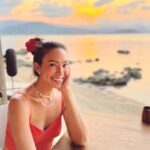 Taya Rogers Instagram – After a beautiful holiday season with lots of family & friends & island memories made, 2024 has been off to an overwhelming start.  I’ve found myself turning back to journaling once again. No matter the circumstance or my age, pen to page always seems to help me find clarity & peace. 

In the morning I gratitude journal on my phone, but before bed I try to set aside time to light my favorite candle- like this one from 🕯️✨ @diptyque which is refillable 🤩- grab a pen and notebook then either let the thoughts flow or follow a prompt for the day 📝

Do you journal? What practices help you find peace & clarity? 

#diptyquethailand #journaling #intelligentchange