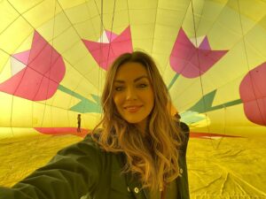Taylor Cole Instagram - Higher than a kite🎈A Tahoe must! 😍 Come fall in love with @laketahoeballoons ‘ #Juliet she even takes off from the lake!!! Fun and educational with @laketahoeballoonpilot 🥂#adforadventure #tahoerenogolfmediatour