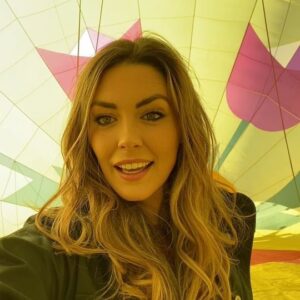 Taylor Cole Instagram - Higher than a kite🎈A Tahoe must! 😍 Come fall in love with @laketahoeballoons ‘ #Juliet she even takes off from the lake!!! Fun and educational with @laketahoeballoonpilot 🥂#adforadventure #tahoerenogolfmediatour
