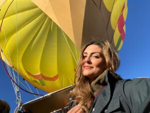 Taylor Cole Instagram - Higher than a kite🎈A Tahoe must! 😍 Come fall in love with @laketahoeballoons ‘ #Juliet she even takes off from the lake!!! Fun and educational with @laketahoeballoonpilot 🥂#adforadventure #tahoerenogolfmediatour