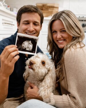 Taylor Louderman Instagram - Been studying for my new role this winter.
👽 👽
#pregnancyannouncement #firsttimemom #parentstobe
📸 @madloudphotos