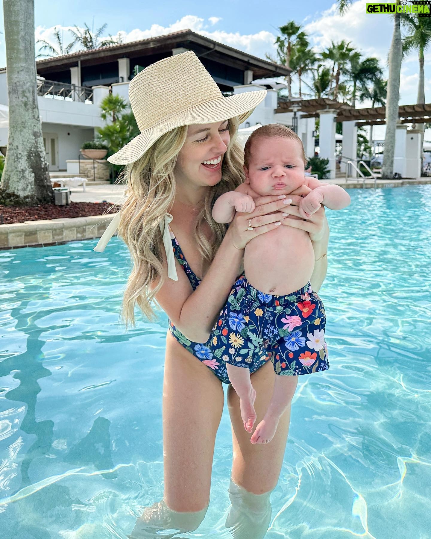 Taylor Louderman - 12.9K Likes - He copied my lewk ☀️👙
@summersalt suits compliments of @helenrnightingale