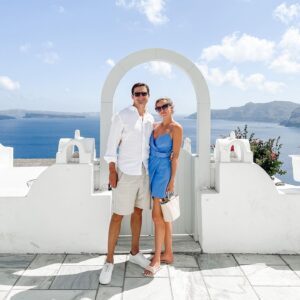 Taylor Louderman Instagram - When a teen offers to take the photo for you & says “maybe keees?” You kiss.

They’re great photographers.

#greece #santorini #honeymoon