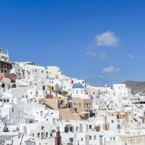 Taylor Louderman Instagram - When a teen offers to take the photo for you & says “maybe keees?” You kiss.

They’re great photographers.

#greece #santorini #honeymoon