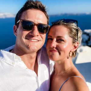 Taylor Louderman Instagram - When a teen offers to take the photo for you & says “maybe keees?” You kiss.

They’re great photographers.

#greece #santorini #honeymoon