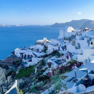 Taylor Louderman Instagram - When a teen offers to take the photo for you & says “maybe keees?” You kiss.

They’re great photographers.

#greece #santorini #honeymoon