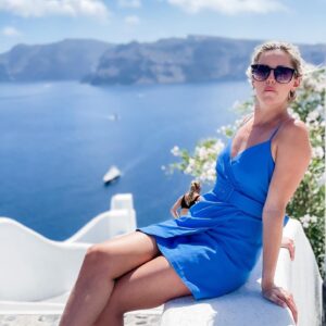 Taylor Louderman Instagram - When a teen offers to take the photo for you & says “maybe keees?” You kiss.

They’re great photographers.

#greece #santorini #honeymoon
