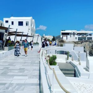 Taylor Louderman Instagram - When a teen offers to take the photo for you & says “maybe keees?” You kiss.

They’re great photographers.

#greece #santorini #honeymoon