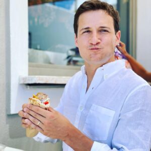 Taylor Louderman Instagram - When a teen offers to take the photo for you & says “maybe keees?” You kiss.

They’re great photographers.

#greece #santorini #honeymoon