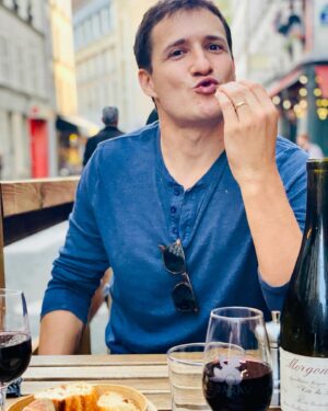 Taylor Louderman Instagram - Je reviens tout de suite, Paris. ✌🏻
#paris #travel