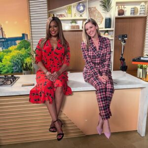 Taylor Louderman Instagram - Had a blast bringing you the ridiculous news on #Kenan @nbc ! Season Finale tonight! 🤗🤗🤗

Big thanks to everyone behind the scenes who helped make it possible. ❤️