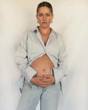 Taylor Louderman Instagram - Growing a human is the most rewarding and challenging thing I’ve ever done. Constantly in awe of the female body.

Comment ur tips on the transition to two?

#maternity #27weeks
@madloudphotos