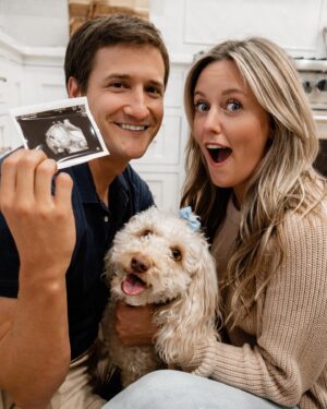 Taylor Louderman Instagram - Been studying for my new role this winter.
👽 👽
#pregnancyannouncement #firsttimemom #parentstobe
📸 @madloudphotos