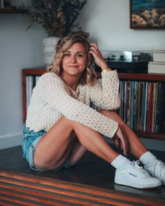 Actress Taylor Misiak HD Instagram Photos and Wallpapers December 2023