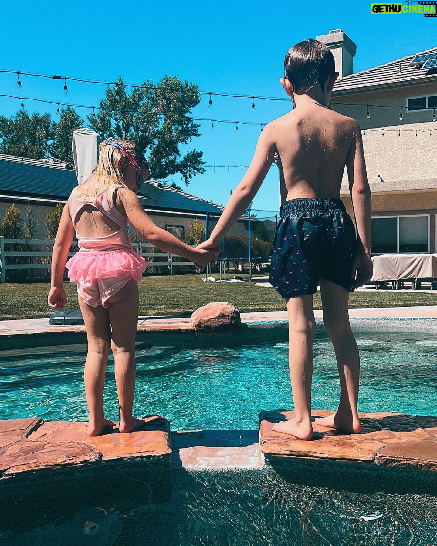 Taylor Dooley Instagram - Family fun in the sun on this beautiful Saturday ☀️😍