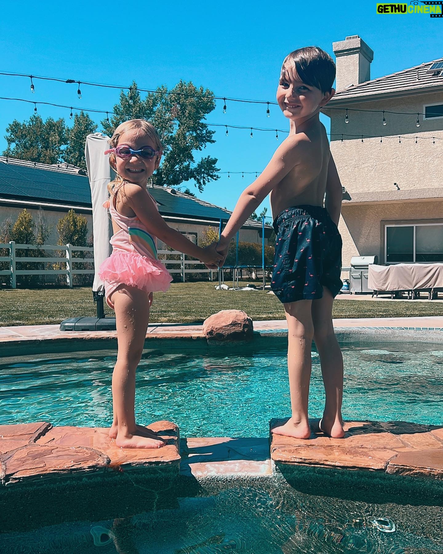 Taylor Dooley Instagram - Family fun in the sun on this beautiful Saturday ☀️😍