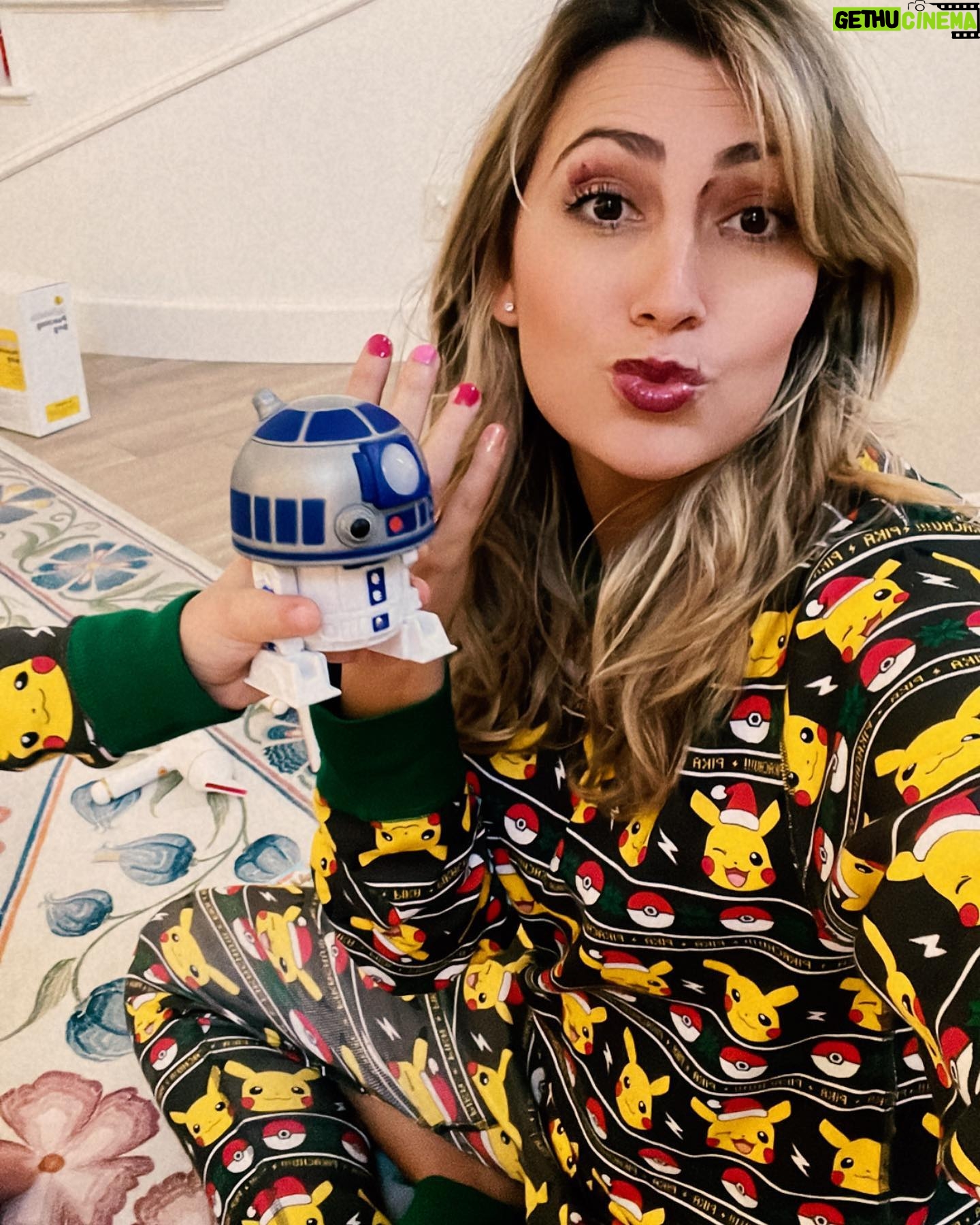 Taylor Dooley Instagram - We had the most beautiful Christmas Day yesterday filled with all our favorite people, so much love, laughter, smiles, joy, presents, and makeovers (courtesy of little miss Adaline and her new makeup set swipe over to see the results 😂)!! 🎁🎄😍 Celebrating the true gift of the season, Jesus 🥰 Wishing you all the most blessed day yesterday and an amazing holiday season from our family to yours 💛