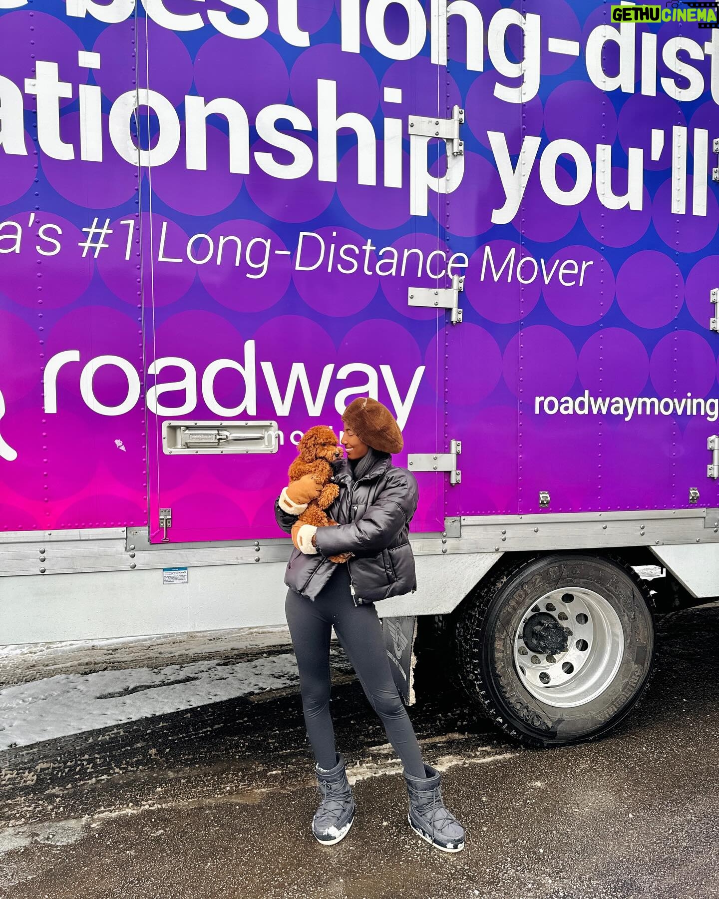 Taylor Hale Instagram - I’ve always heard amazing things about @roadwaymoving , but watching my movers manage a move in the SNOW blew me away. These guys did not disappoint 🖤 #roadwaymoving #movewithroadway