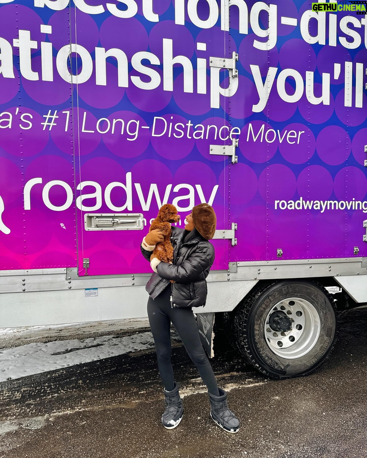 Taylor Hale Instagram - I’ve always heard amazing things about @roadwaymoving , but watching my movers manage a move in the SNOW blew me away. These guys did not disappoint 🖤 #roadwaymoving #movewithroadway