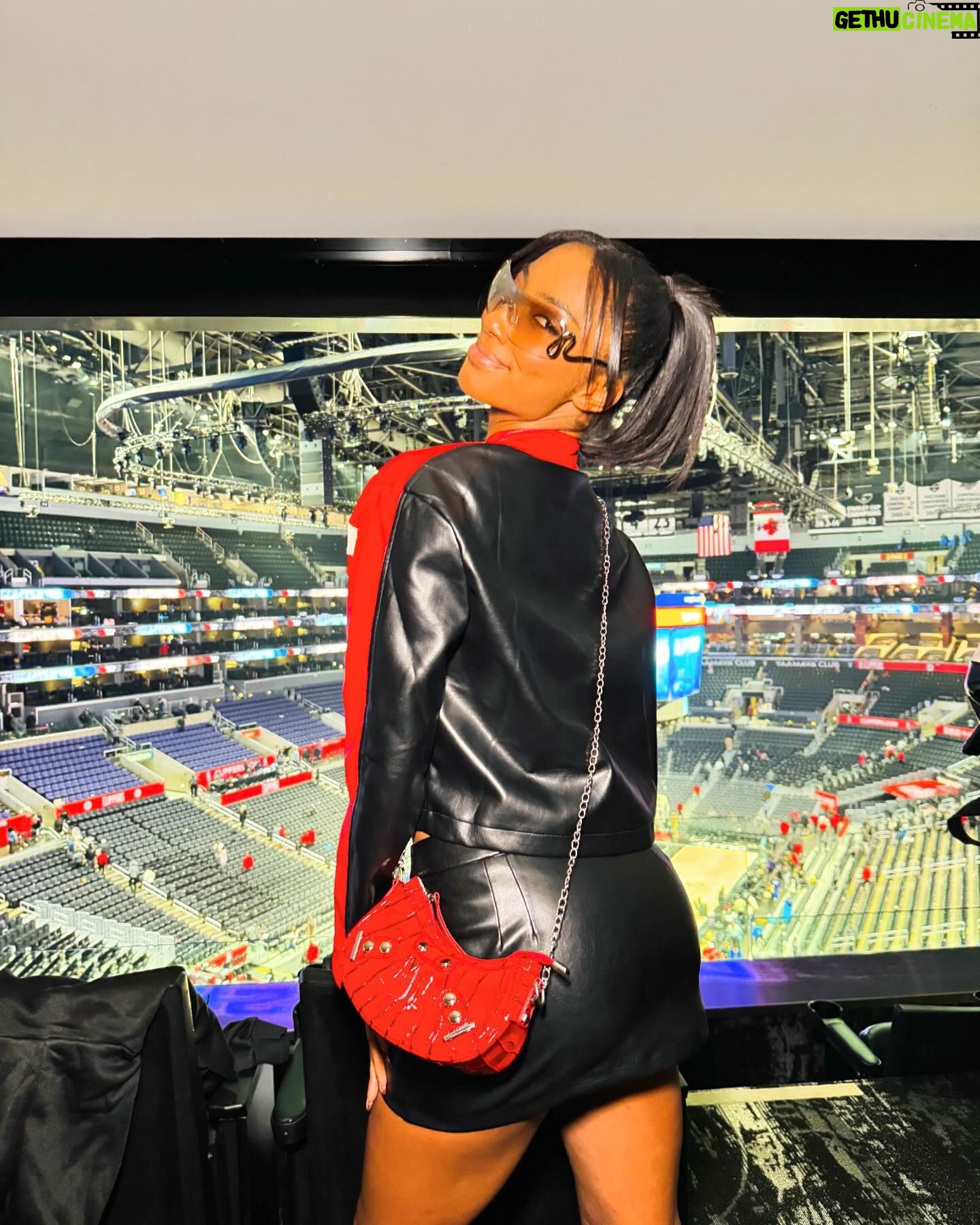 Taylor Hale Instagram - Is it controversial to say the Clippers game was more lit than the Lakers? I’m still new here so don’t jump me 🤣