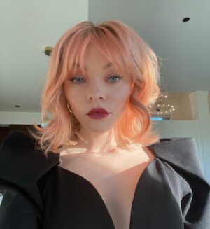 Taylor Hickson Instagram - been on my red&pink shit❣️💕

@motherlandtv s2 premieres tonight on @freeform @abcsparkcanada at 10pm/9c!