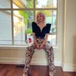 Taylor Hickson Instagram - been on my red&pink shit❣️💕 @motherlandtv s2 premieres tonight on @freeform @abcsparkcanada at 10pm/9c!