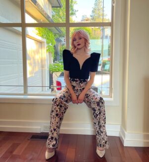 Taylor Hickson Instagram - been on my red&pink shit❣️💕

@motherlandtv s2 premieres tonight on @freeform @abcsparkcanada at 10pm/9c!