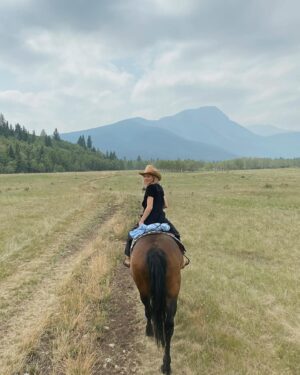 Taylor Hickson Instagram - makes sense they named my horse chili, cause my ass be hurtin’🌶🐎