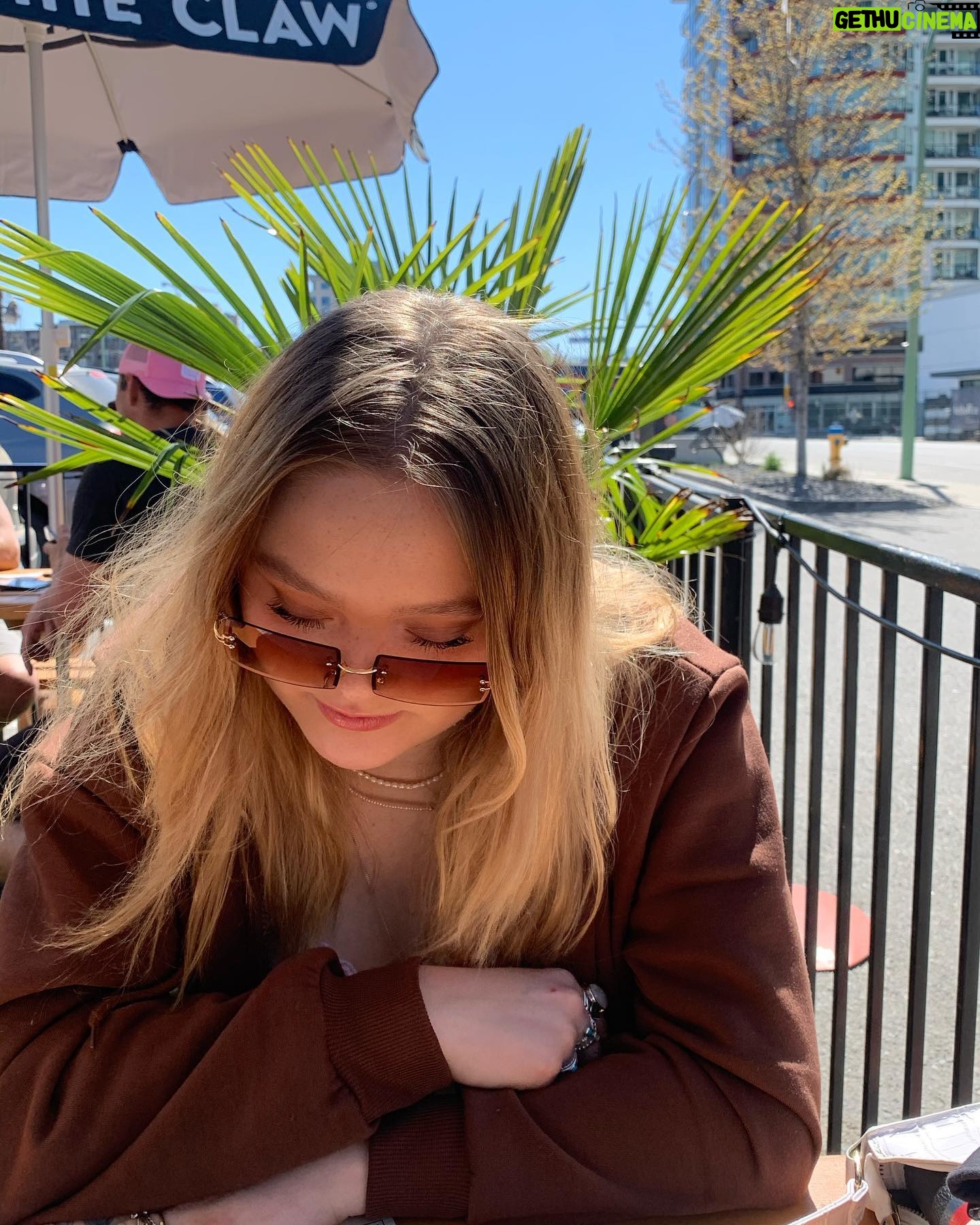 Taylor Hickson Instagram - flurry of friends & places