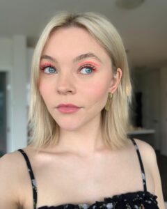 Taylor Hickson Instagram - we wrapped season 2! fun glam moment from promo 🌷