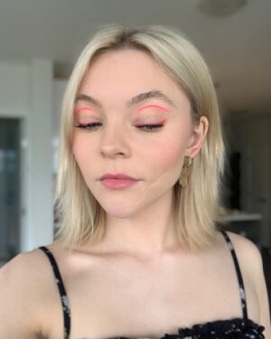 Taylor Hickson Instagram - we wrapped season 2! 

fun glam moment from promo 🌷
