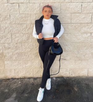 Teilor Grubbs Instagram - 🖤🖤🖤

vest: @romwe 
#romwe #romwehaul 
Teilor15a for an extra 15% off✨
sku: sw2206214272441411