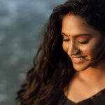 Teja Venkatesh Instagram - “Lost in the rhythm of the waves, draped in elegance.”🖤🌊 : In frame : @tejavenkateshoffl ✨ Shot by : @sriram.k_dop ✨ Mua : @sha_thebridesroom ✨