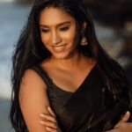 Teja Venkatesh Instagram - “Embracing the serenity of a breezy beach day, draped in a black saree, with the sunset as my companion. What more could one ask for?” : In frame @tejavenkateshoffl ✨ Shot by @sriram.k_dop ✨ Mua @sha_thebridesroom ✨