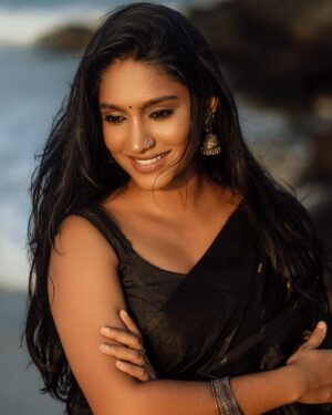 Teja Venkatesh Instagram - “Embracing the serenity of a breezy beach day, draped in a black saree, with the sunset as my companion. What more could one ask for?”
:
In frame @tejavenkateshoffl ✨
Shot by @sriram.k_dop ✨
Mua @sha_thebridesroom ✨