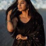 Teja Venkatesh Instagram - “Embracing the serenity of a breezy beach day, draped in a black saree, with the sunset as my companion. What more could one ask for?” : In frame @tejavenkateshoffl ✨ Shot by @sriram.k_dop ✨ Mua @sha_thebridesroom ✨