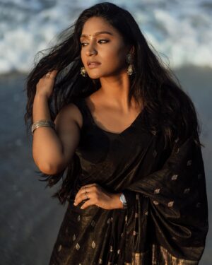 Teja Venkatesh Instagram - “Embracing the serenity of a breezy beach day, draped in a black saree, with the sunset as my companion. What more could one ask for?”
:
In frame @tejavenkateshoffl ✨
Shot by @sriram.k_dop ✨
Mua @sha_thebridesroom ✨