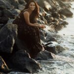 Teja Venkatesh Instagram - “Embracing the serenity of a breezy beach day, draped in a black saree, with the sunset as my companion. What more could one ask for?” : In frame @tejavenkateshoffl ✨ Shot by @sriram.k_dop ✨ Mua @sha_thebridesroom ✨
