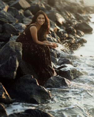 Teja Venkatesh Instagram - “Embracing the serenity of a breezy beach day, draped in a black saree, with the sunset as my companion. What more could one ask for?”
:
In frame @tejavenkateshoffl ✨
Shot by @sriram.k_dop ✨
Mua @sha_thebridesroom ✨