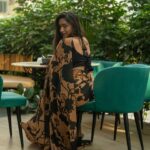 Teja Venkatesh Instagram – Absolutely! Sarees are known for their elegance and can enhance one’s beauty. The variety in colors and styles adds to their charm. Whats your favorite type of saree? 

Saree @aneeqaofficial 
📸 @vinoj_dop