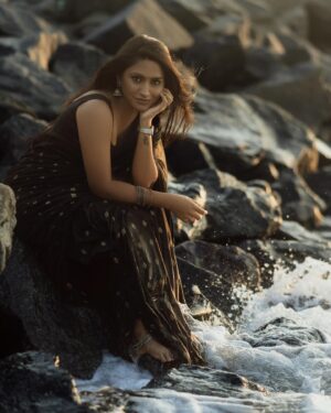 Teja Venkatesh Instagram - “Embracing the serenity of a breezy beach day, draped in a black saree, with the sunset as my companion. What more could one ask for?”
:
In frame @tejavenkateshoffl ✨
Shot by @sriram.k_dop ✨
Mua @sha_thebridesroom ✨