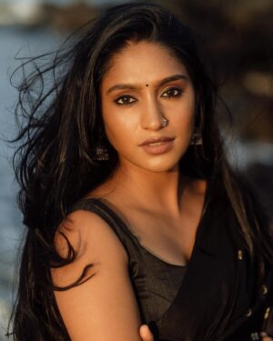 Teja Venkatesh Instagram - “Embracing the serenity of a breezy beach day, draped in a black saree, with the sunset as my companion. What more could one ask for?”
:
In frame @tejavenkateshoffl ✨
Shot by @sriram.k_dop ✨
Mua @sha_thebridesroom ✨