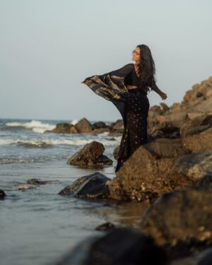 Teja Venkatesh Instagram - “Embracing the serenity of a breezy beach day, draped in a black saree, with the sunset as my companion. What more could one ask for?”
:
In frame @tejavenkateshoffl ✨
Shot by @sriram.k_dop ✨
Mua @sha_thebridesroom ✨