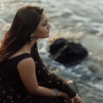 Teja Venkatesh Instagram - “Lost in the rhythm of the waves, draped in elegance.”🖤🌊 : In frame : @tejavenkateshoffl ✨ Shot by : @sriram.k_dop ✨ Mua : @sha_thebridesroom ✨