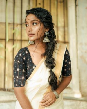 Teja Venkatesh Instagram - 🤍🤍✨✨ 

📸 @snipershotphotography 
 Saree @aneeqaofficial 
Makeup @shobsmakeover 
Draping @d_sareedrapist 
Hair @pooja_hairstylist_