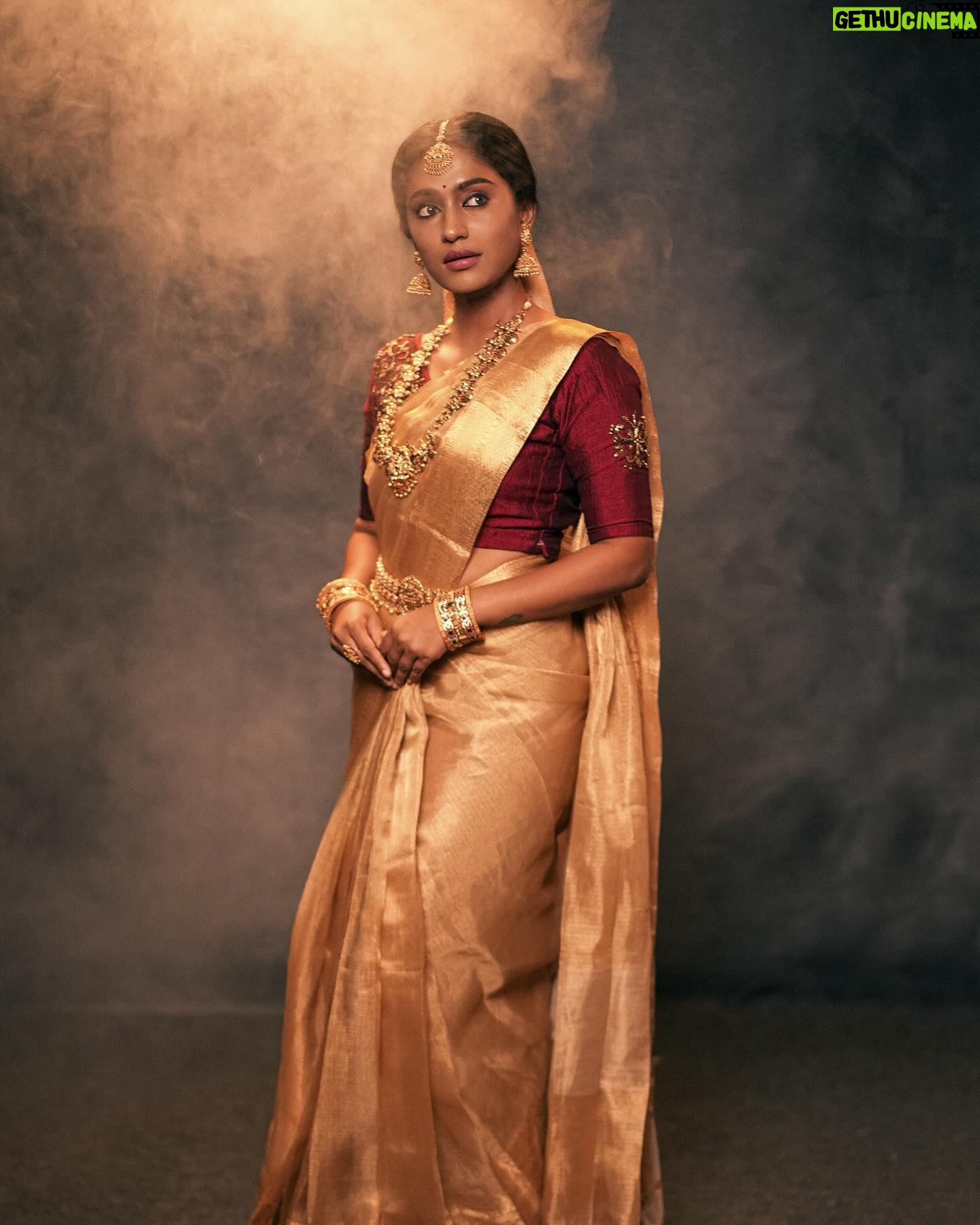 Teja Venkatesh Instagram - One doesn’t just wear attire but embraces a legacy of splendor, embodying the essence of royalty with every graceful movement, evoking the timeless allure of Indian heritage and culture. 🤍 Saree draping @d_sareedrapist Makeup @jeru_bridal_studioo Saree @sesha_bridalwear Camera @aadhityasivam Jewels @chennai_jazz Hairdo @shadesofyourdream Makeup Assistant @rajime27_makeover_hub #tejavenkatesh #tejainsaree #saree #chennai #traditional #sareelove #tejavenkatesh😍😍